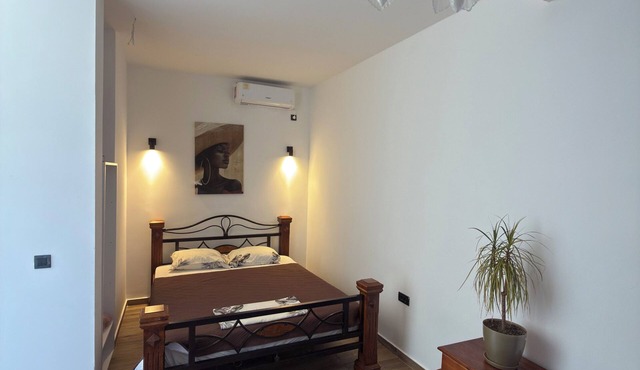 Ground-floor studio apartment w/separate entrance & private tiled terrace.