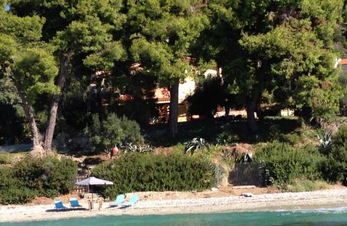 Halkiddiki-Kassandra-Mola Kalyva Traditional House in front of the sea in Mola Kalyva
