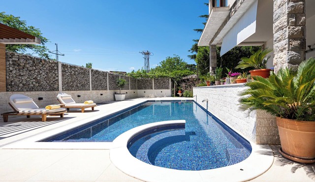 Heavenly 2-Bedroom Family Apartment w/Pool
