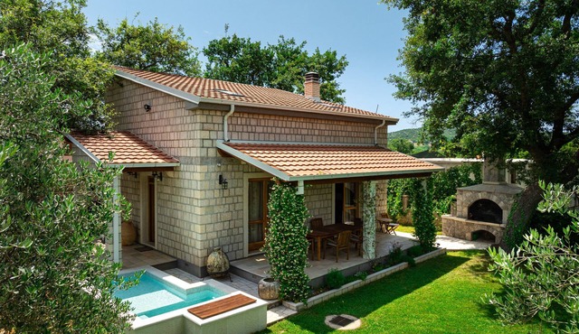 Helena's Garden Retreat: Secluded Villa w/Garden