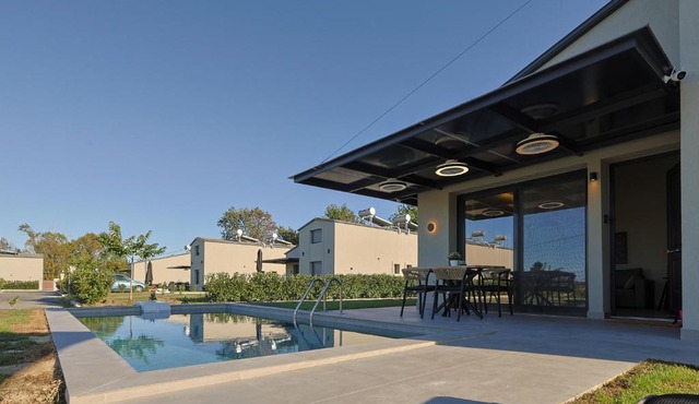 HELIOS - Seaside Pool Villa & Private Parking in Katerini