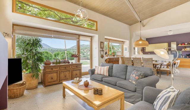 Heraklion – Knossos Luxury Home: Mountain View, Wi-Fi, Air Conditioning in Knossos