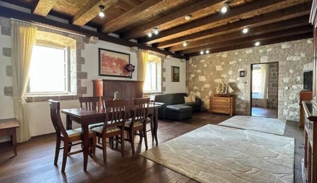 Heritage Apartment – Timeless Charm with Breathtaking Bay Views
