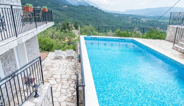 Hillside apartment with stunning views of sea and mountains, sea 2 km, pool