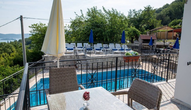 Hillside apartment with stunning views of sea and mountains, sea 2 km, pool