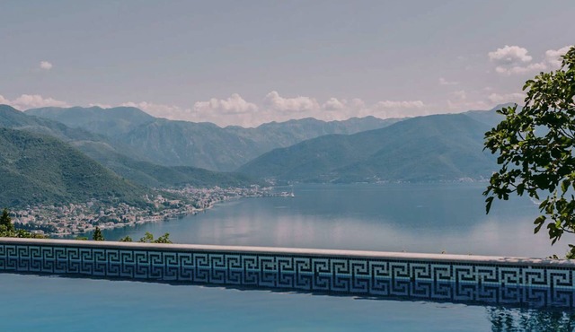 Hilltop Retreat - Five Bedroom Villa, Sleeps 10