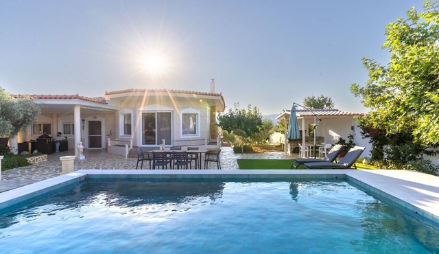 Holiday Home 'Luxury Country House' with Mountain View, Wi-Fi and Air Conditioning