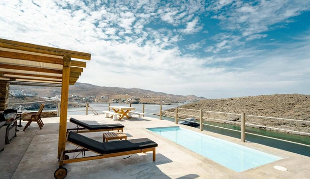 Holiday Home 'Luxury Suite Kythnos E' with Sea View, Wi-Fi and Air Conditioning