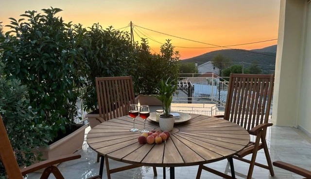 Holiday Home 'Marble's Residence' with Mountain View, Wi-Fi and Air Conditioning