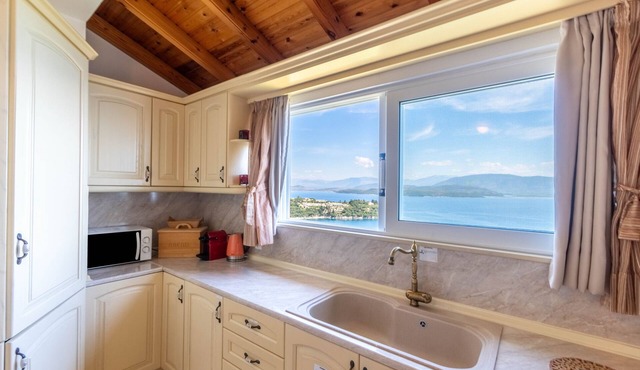 Holiday Home 'Nikolas House' with Sea View, Balcony and Wi-Fi