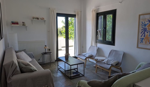 Holiday Home 'The By The Sea' with Shared Garden, Balcony and Wi-Fi