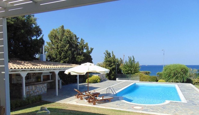 Holiday seafront villa with private pool in Saronida
