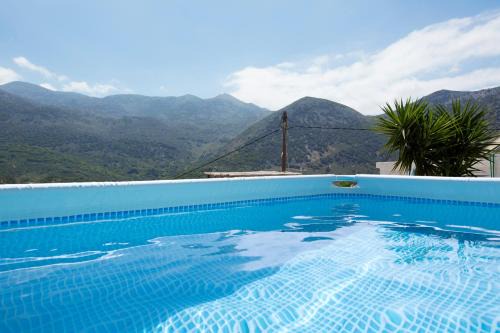 Home Aurora with private pool in Vrachasi