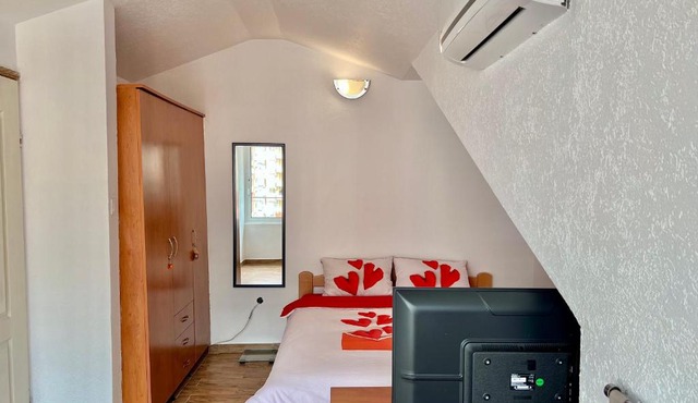 Homestay Mark - DOUBLE BED ROOM - shared bathroom