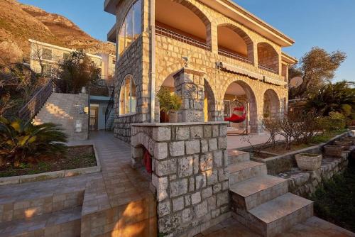 House with Garden &Sauna, 15-Min Walk to the Beach in Petrovac na Moru
