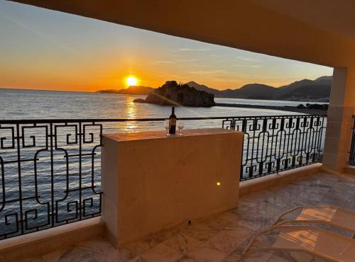 Iconic Sveti Stefan Island View Luxury - 3BR - Terrace - Frontline Beach Access - Free Parking