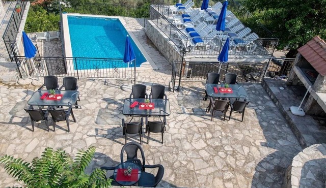 Ideal for groups of family and friends, 5 Apartments,each sleeps 4 Private Pool
