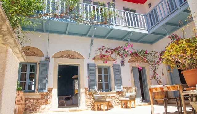Idyllic city villa in Sitia with a view of the sea, a 4-minute walk to the beach. in Sitia