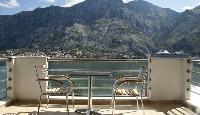 Immaculate Apartment, Uninterrupted Stunning Bay Views , Private parking