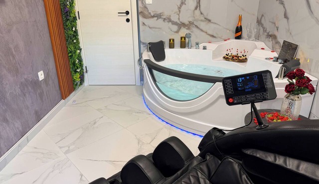 Jacuzzi, Floating Bed & 4D Massage Chair - Presidential Apartment Apollo 11