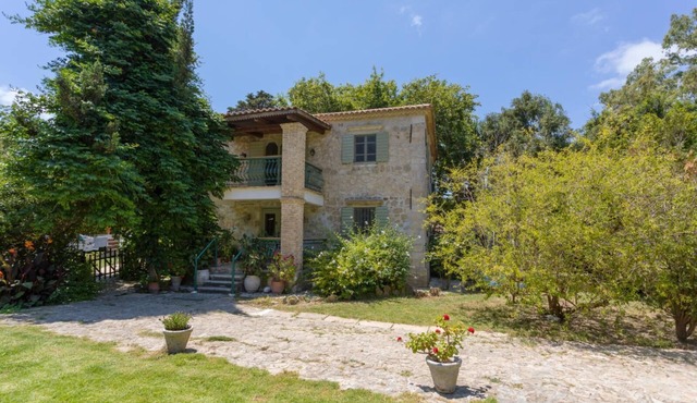 Jianni's Villa - Stone Villa in the Greenery!