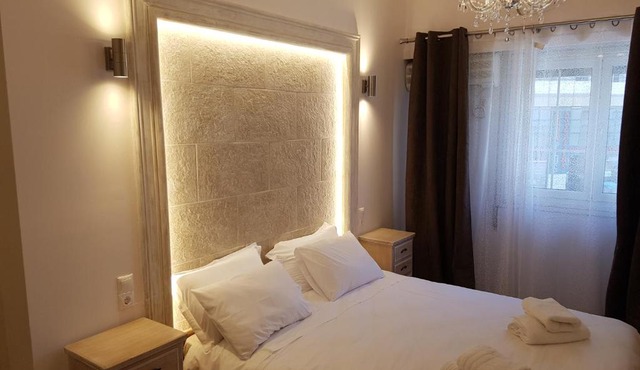 JOHN BEAUTY 50m2, METRO and ACROPOLIS 5'