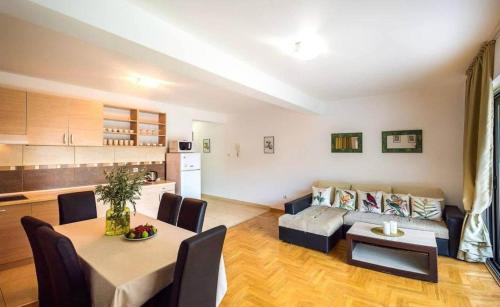 Kamenovo Beach Budva 2 Bedroom Apartment in Pržno