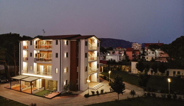 KOMPLEKSI ROYAL in Velipojë
