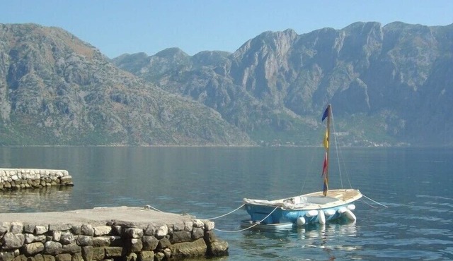 Kotor Villa on the fiord! Swimming jetty, beach+amazing views 6-14 in 6 bedrooms