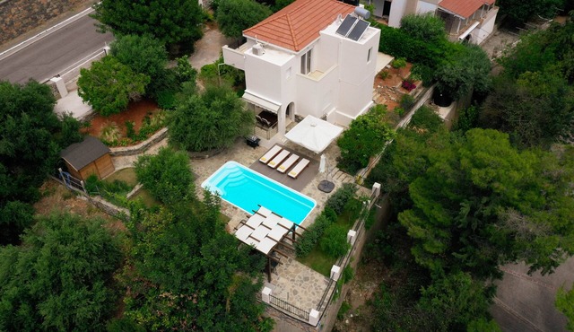 La Dolce Vita Villa - 2 bedroom private villa just 500 from the beach in Agios Nikolaos