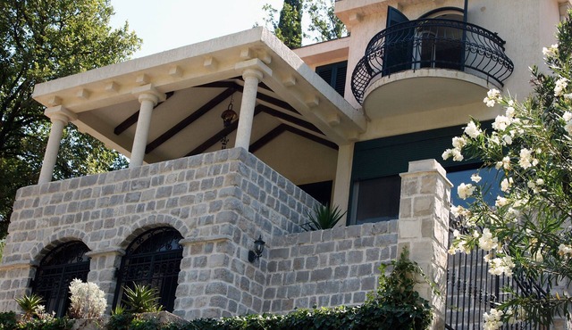 Large Luxury Villa overlooking the Bay with barbeque and garden