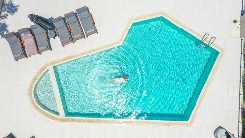 Lefkothea Villas with Large Pool, BBQ & Playground by Rentado in Adelianos Kampos
