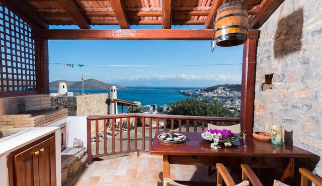 Leonidas Traditionelles kretisches Haus mit Meerblick by Interhome in Plaka