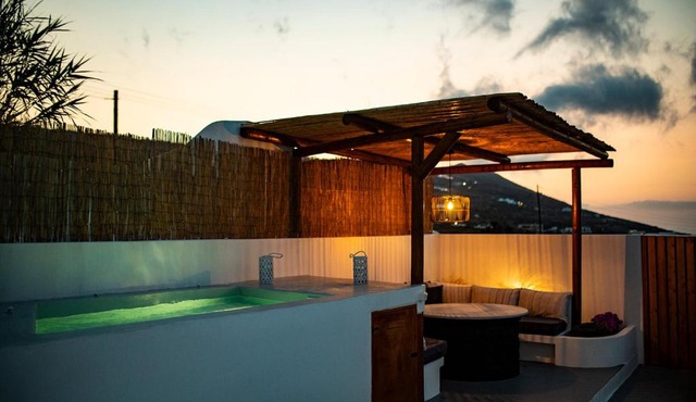 Leticia villa Santorini with heated jacuzzi in Vourvoulos