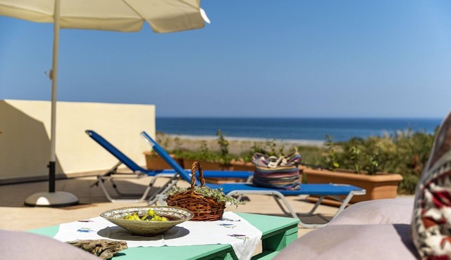 Live by the sea at House Almyra