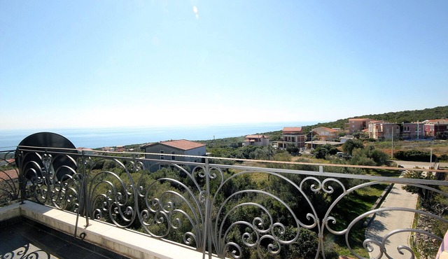 Lovely 2bdrs condo with pool and sea view