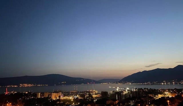 Lovely 3-bedroom apartment with pool and sea view