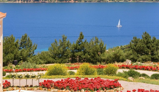 Lovely apartment for 4 people with pool, WIFI, A/C, TV, balcony, panoramic view and parking in Samos