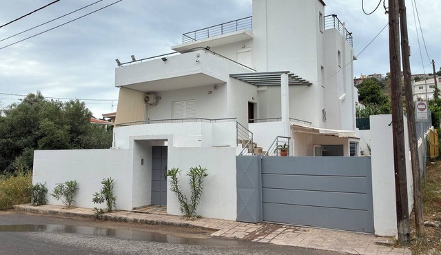 Lovely very bright semibasement apartment with 2 bedrooms, double and tween