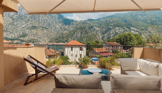 Lux 3-bedroom Apartment With Sea View 900m from Historic Old Town Centre