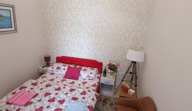 Lux Studio Apartment - 5min from the beach!
