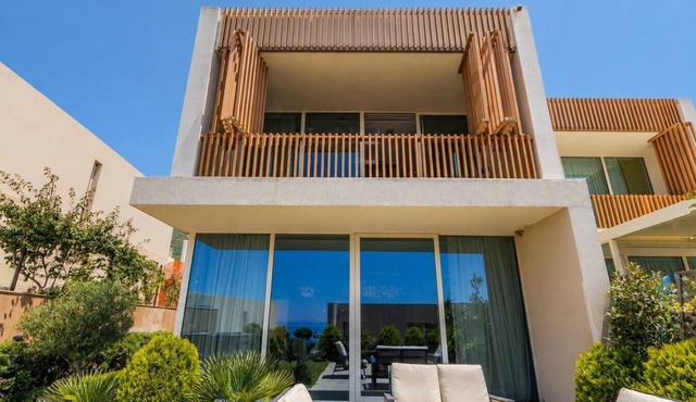 Luxe Green Coast Villa | Jacuzzi & Free Buggy by PikHost