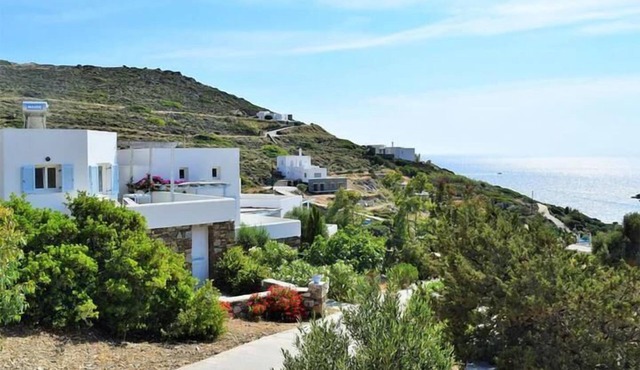 Luxurious Villa on the famous glp cat sanctuary in Delfini