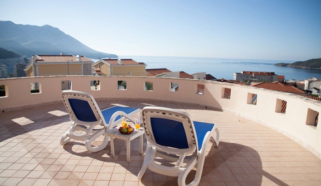 Luxury 150m2 apartment with sea view in Becici
