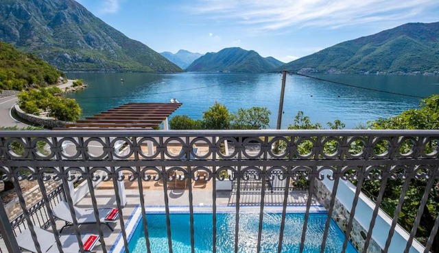 Luxury 4-bedroom villa with pool! - Strp