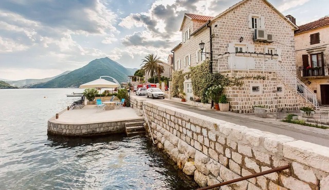 Luxury 5 bedroom house on waterfront