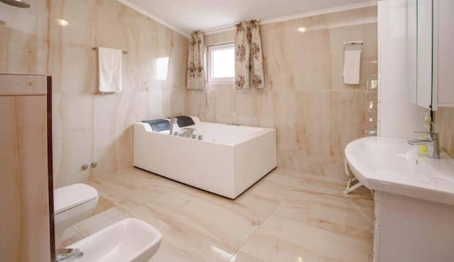 Luxury apartment with open gallery and sea view