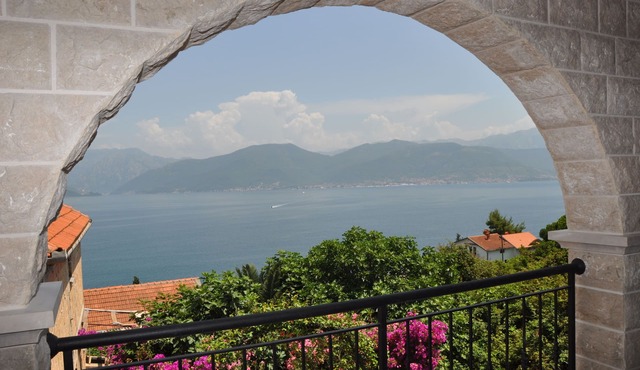 Luxury Azure 2 Bed Apartment with Amazing Views and Infinity Pool