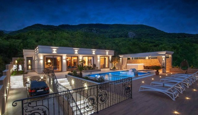 Luxury Blue Wave Villa