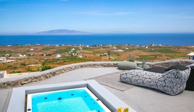 Luxury Cave Villa with Outdoor Jetted Tub and Sea View in Santorini Cyclades